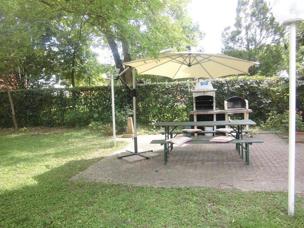 Casa Marialuigia - Appartamenti Solo Per Famiglie Lido di Jesolo Exteriör bild