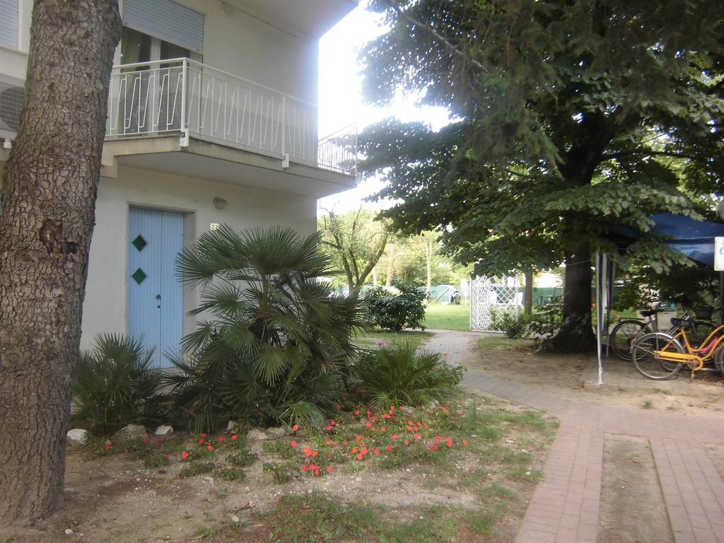 Casa Marialuigia - Appartamenti Solo Per Famiglie Lido di Jesolo Exteriör bild